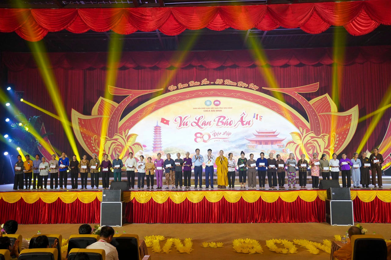 Lãnh đạo tỉnh Ninh Bình cùng Ban Trị sự Giáo hội Phật giáo Việt Nam tỉnh, đại diện doanh nghiệp tặng quà tri ân đến mẹ Việt Nam Anh hùng và các bậc cao niên của phường Tây Hoa Lư.