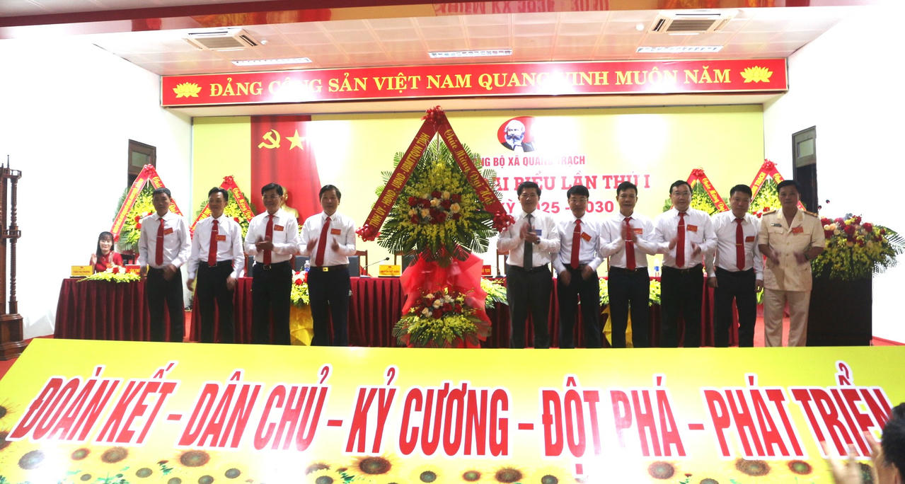 Ông Trần Vũ Khiêm, Ủy viên Ban Thường vụ Tỉnh ủy, Trưởng Ban Tổ chức Tỉnh ủy tặng hoa chúc mừng Đại hội.