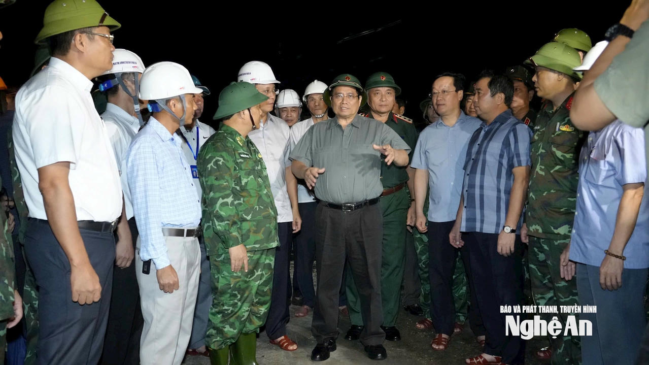Thủ tướng Chính phủ kiểm tra công tác ứng phó bão số 5 tại các địa phương ven biển Nghệ An trong đêm