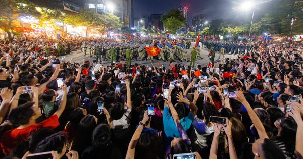 Cần làm gì khi thấy không khỏe lúc xem diễu binh tối 24/8?