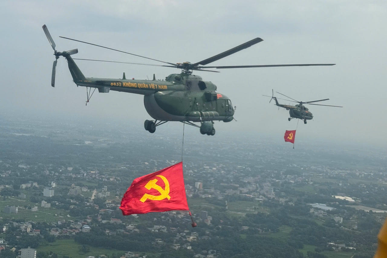 Xúc động khoảnh khắc kéo cờ Đảng, cờ Tổ quốc bay trên bầu trời Thủ đô Hà Nội
