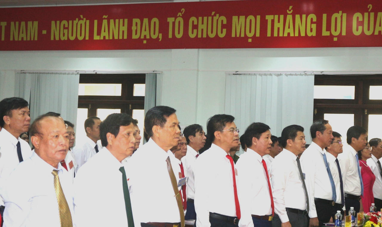 Các đại biểu thực hiện nghi thức chào cờ tại Đại hội.