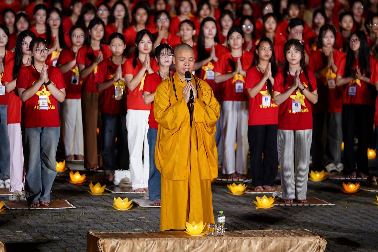 Người dân cùng các phật tử tham dự cùng cầu nguyện cho Quốc thái dân an, mưa thuận gió hòa.