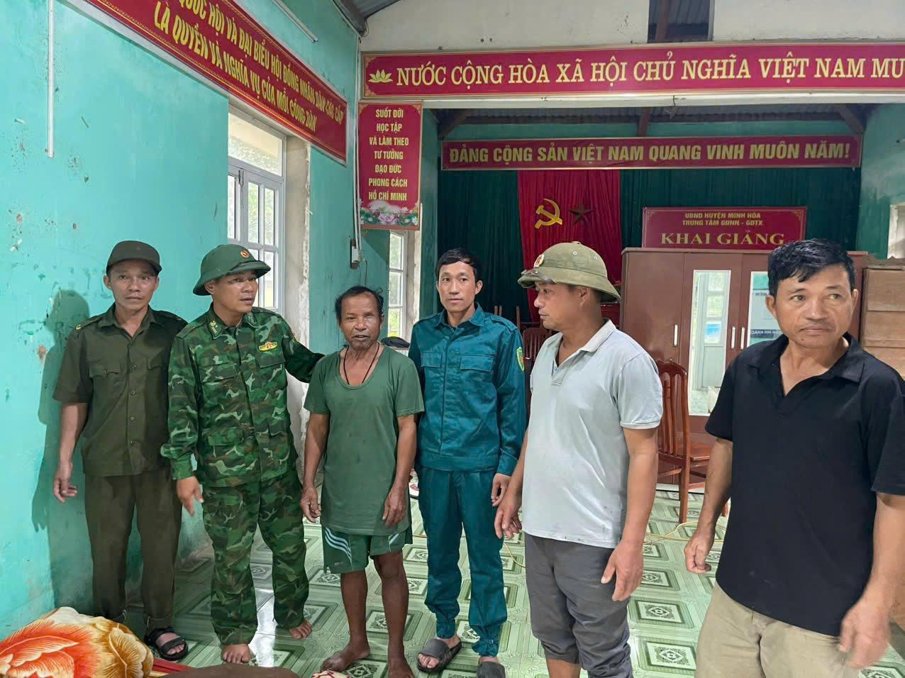 Bộ đội Biên phòng phối hợp với chính quyền địa phương sơ tán người dân đến nhà văn hóa để tránh bão số 5.