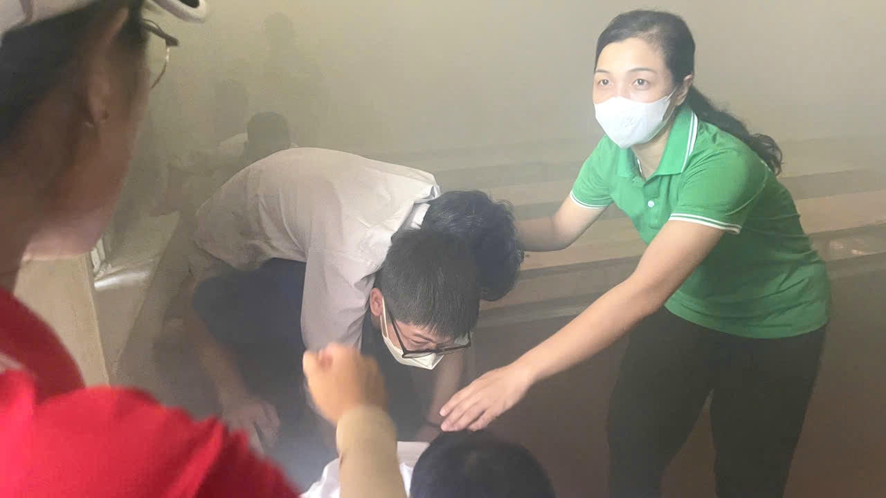 Thực hành cứu người, di chuyển, thoát nạn trong môi trường nhiều khói (Ảnh: Hoàng Tùng)