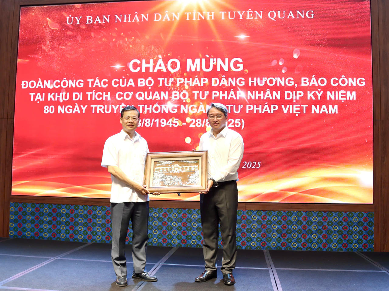 Bộ trưởng Nguyễn Hải Ninh tặng quà lưu niệm cho đại diện lãnh đạo tỉnh Tuyên Quang. (Ảnh: H.G)