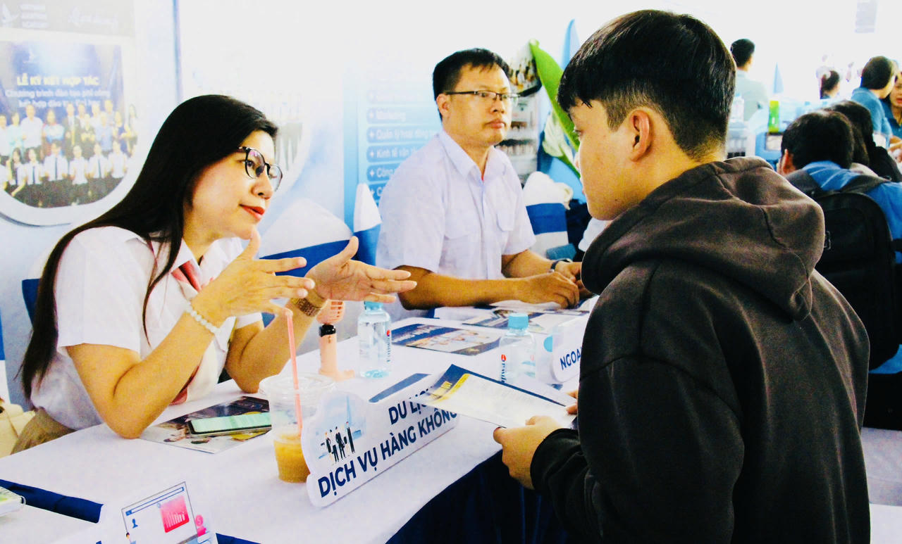  Người lao động tìm hiểu và nộp hồ sơ tuyển dụng tại Ngày hội việc làm Cảng HKQT Long Thành.