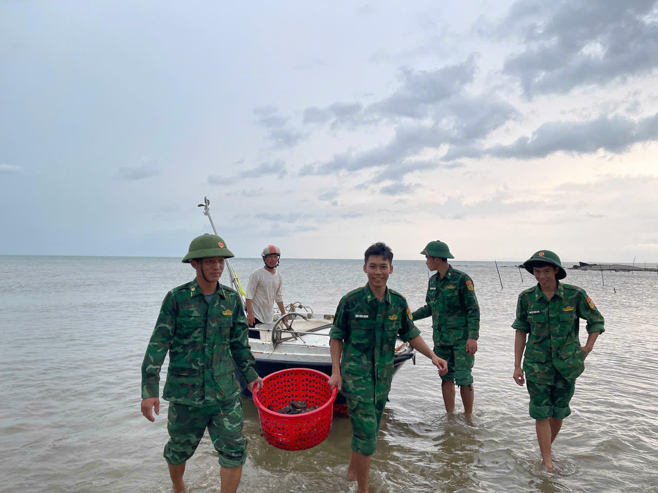 Chiến sĩ Biên phòng chung tay cùng ngư dân bảo vệ phương tiện, ngư cụ trước ảnh hưởng của bão số 5.