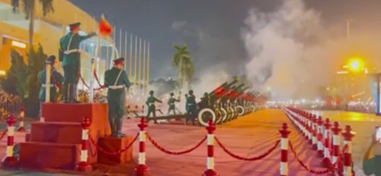 Hàng ngàn người chờ đợi màn pháo  lễ tại Sân vận động quốc gia Mỹ Đình