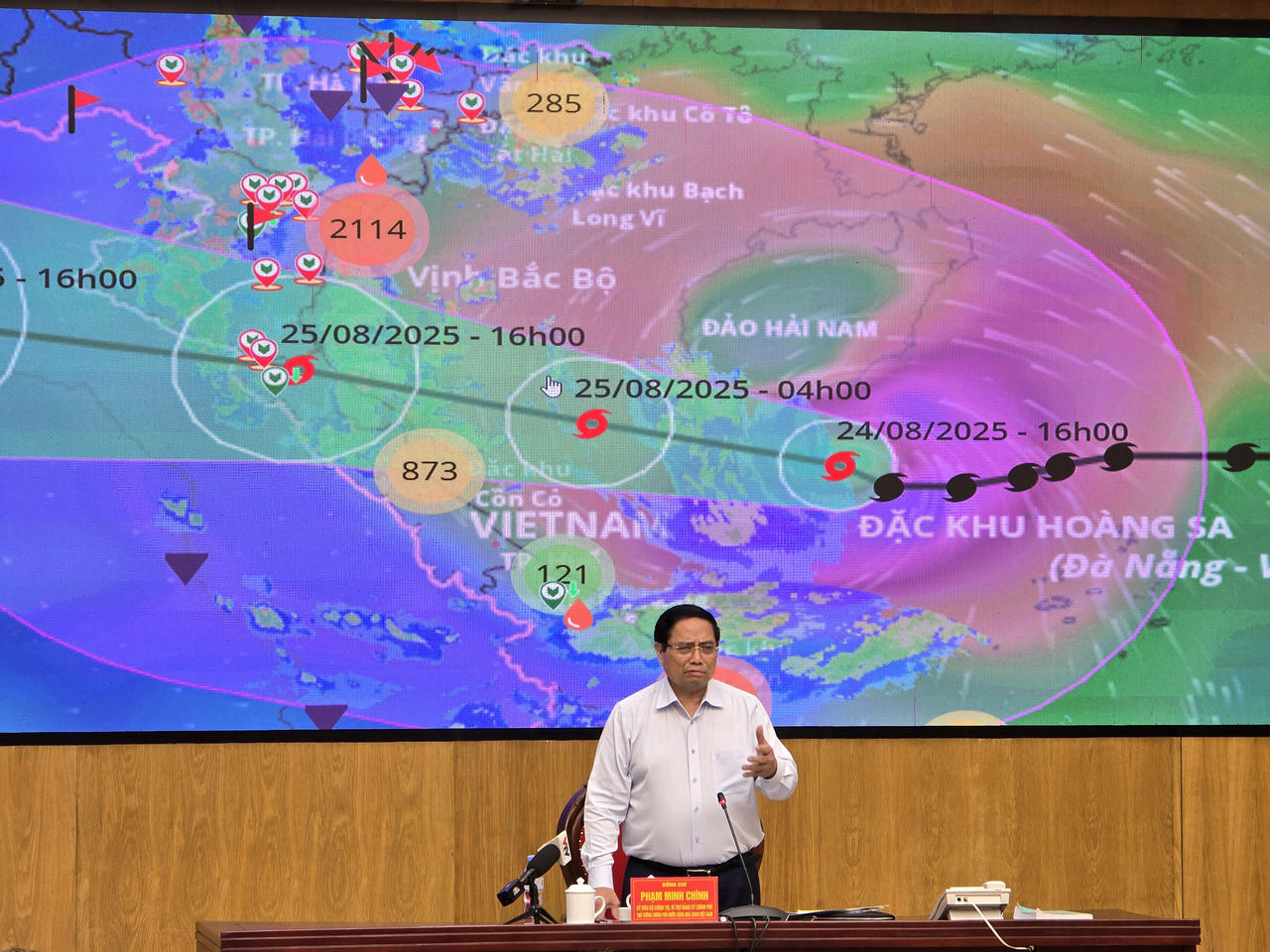 Thủ tướng Phạm Minh Chính chỉ đạo công tác phòng, chống bão tại Sở chỉ huy tiền phương đóng tại Quân khu 4.