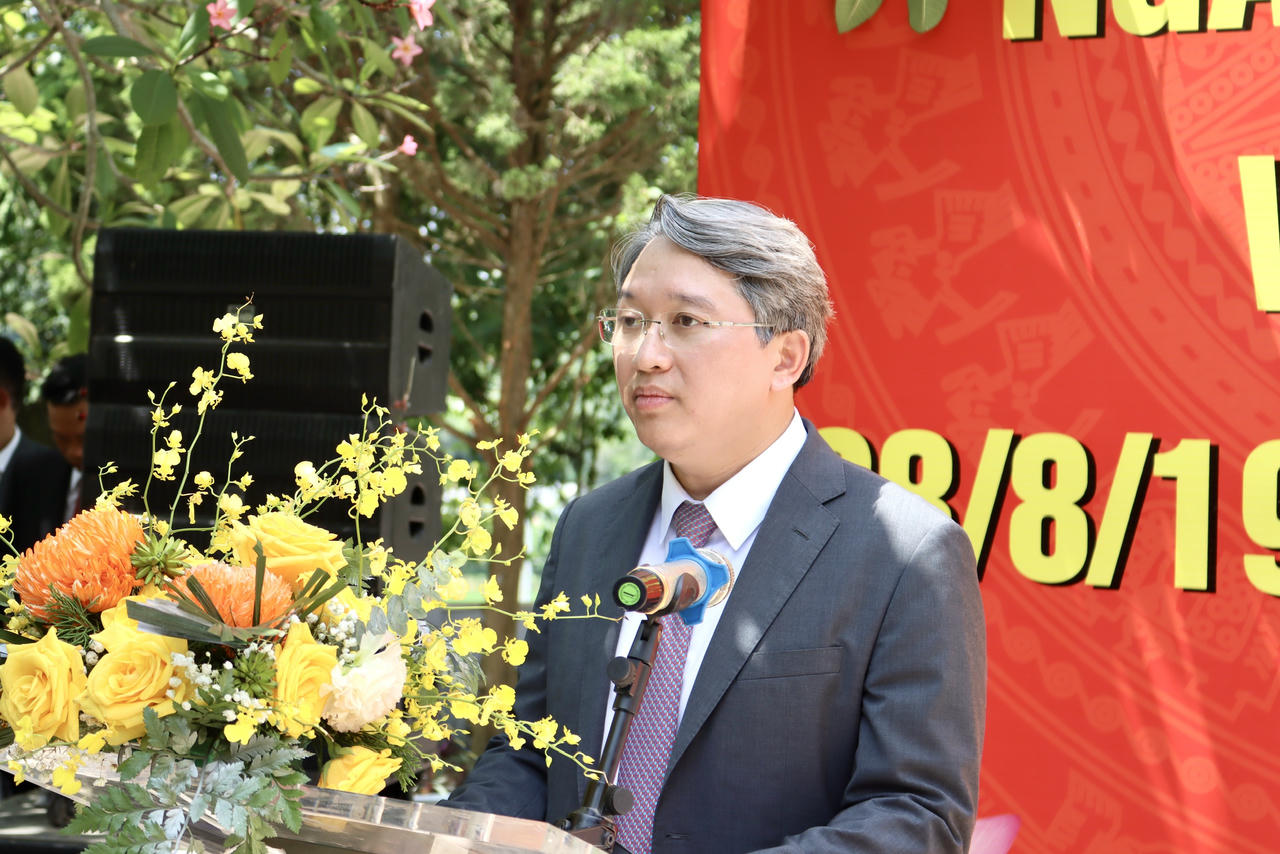 Bộ trưởng Nguyễn Hải Ninh báo công trước anh linh Chủ tịch Hồ Chí Minh, anh linh các bậc tiền bối. (Ảnh: H.G)