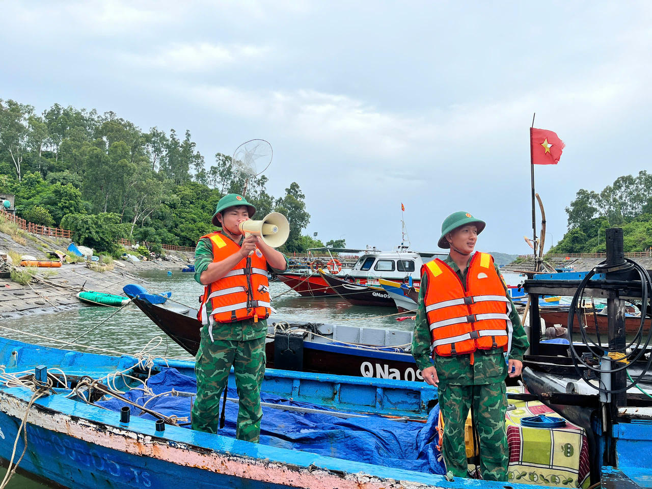 Bộ đội Biên phòng TP Đà Nẵng tuyên truyền, hướng dẫn ngư dân neo đậu tàu thuyền tại âu thuyền Cù Lao Chàm tránh trú bão số 5.