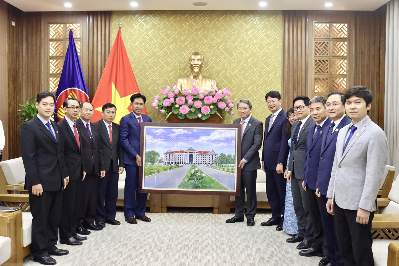 Bộ trưởng Phây-vy Sỉ-bua-lị-pha tặng quà lưu niệm cho Bộ Tư pháp Việt Nam