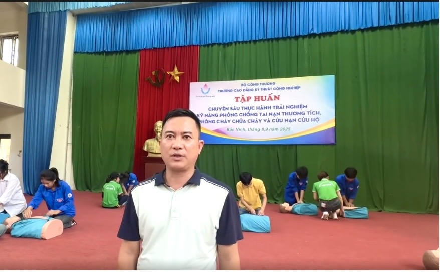 Thầy Nguyễn Văn Tuấn, Phó trưởng phòng tuyển sinh và quản lý học sinh Trường Cao Đẳng Kỹ thuật Công Nghiệp (Ảnh: Hoàng Tùng)