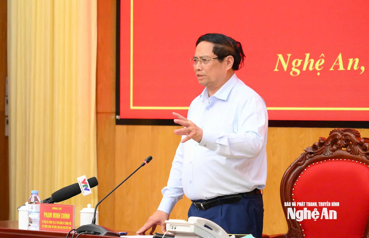 Thủ tướng Phạm Minh Chính chỉ đạo công tác phòng chống bão số 5 (Ảnh: Báo Nghệ An)