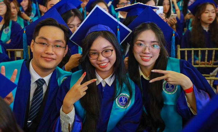 Trường Đại học Luật TP HCM trao bằng tốt nghiệp cho 1.594 tân cử nhân