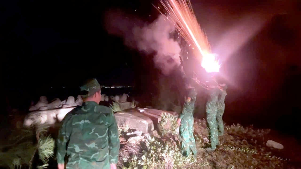 Bộ đội biên phòng TP.Đà Nẵng bắn pháo hiệu cảnh báo, kêu gọi tàu thuyền tránh trú bão số 5.