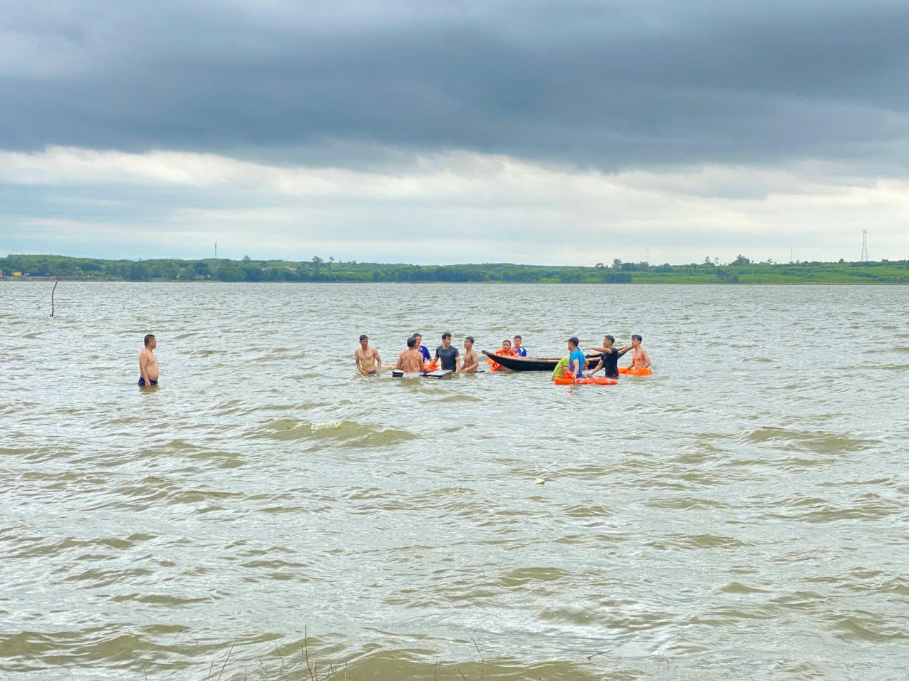 Lực lượng chức năng và người dân tìm kiếm nạn nhân mất tích trên hồ Bàu Sen.