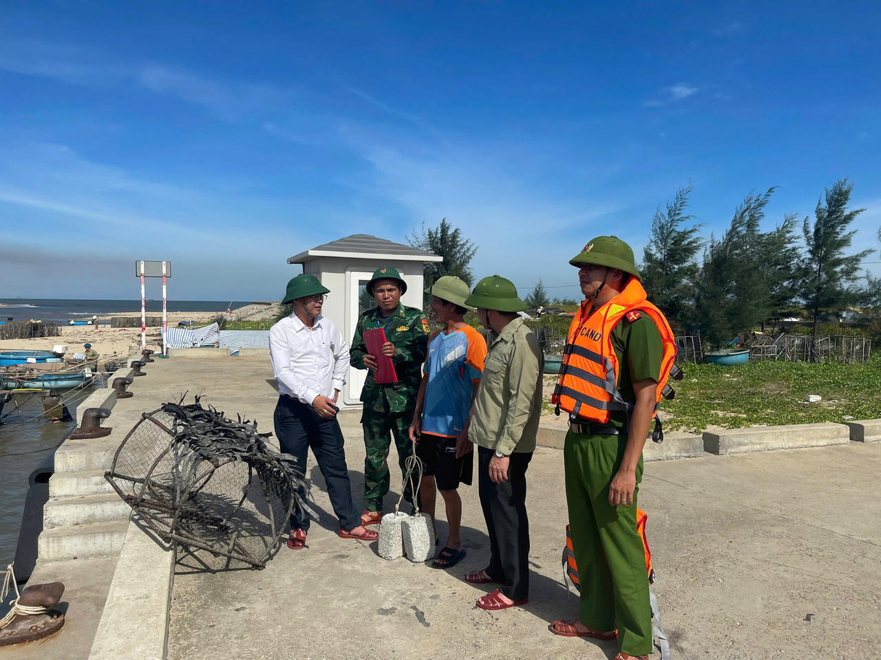 Cán bộ Biên phòng cùng Công an các địa phương triển khai phương án di dời tài sản, bảo vệ tính mạng cho người dân vùng xung yếu.