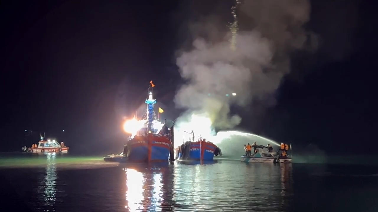 Lực lượng chức năng tiếp cận chữa cháy tàu cá Quảng Ngãi.