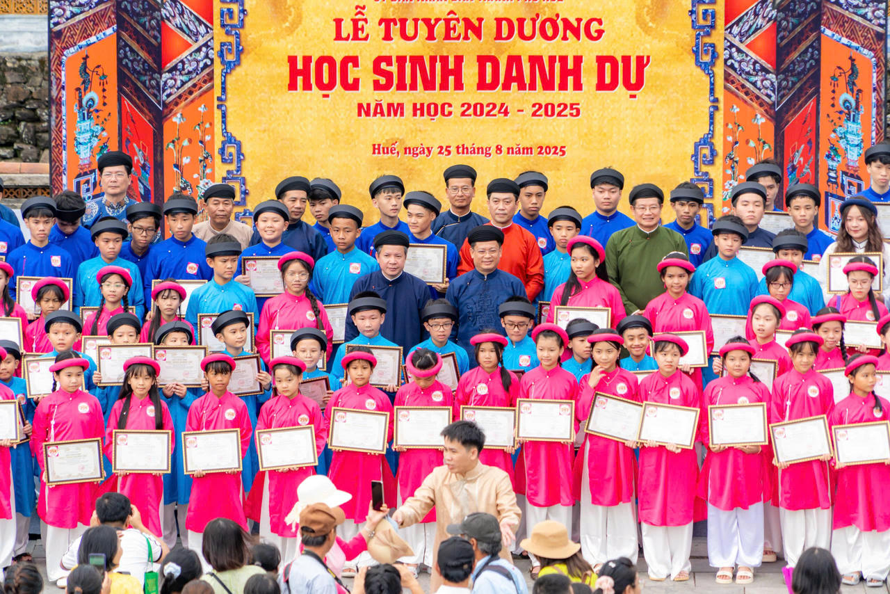 Buổi lễ đã tuyên dương 384 học sinh các cấp Tiểu học, THCS và THPT