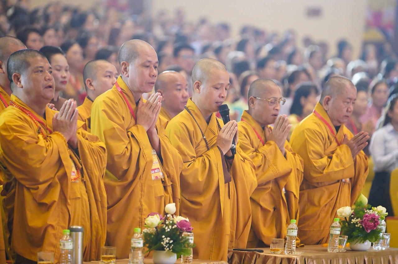 Hơn 5.000 phật tử, Nhân dân, học sinh, sinh viên và du khách tham gia cùng nhất tâm hướng về Đức Phật để cầu nguyện cho Quốc thái dân an, mưa thuận gió hòa