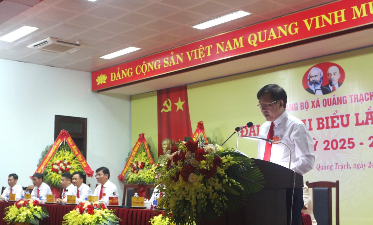 Bí thư Đảng ủy xã Quảng Trạch Phan Văn Thanh phát biểu tại đại hội.