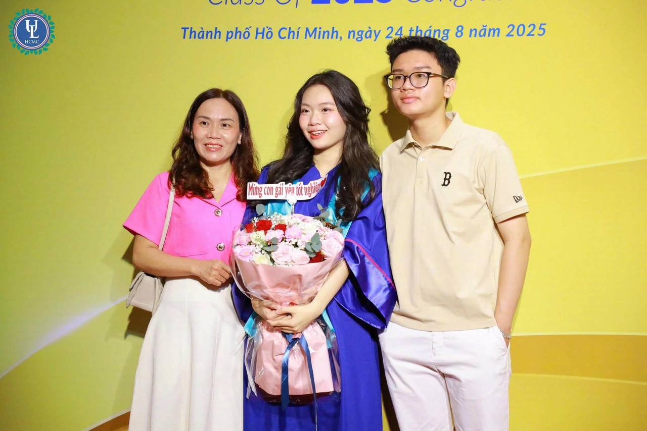 Niềm vui của con, niềm tự hào của cha mẹ. Ảnh: ULAW 