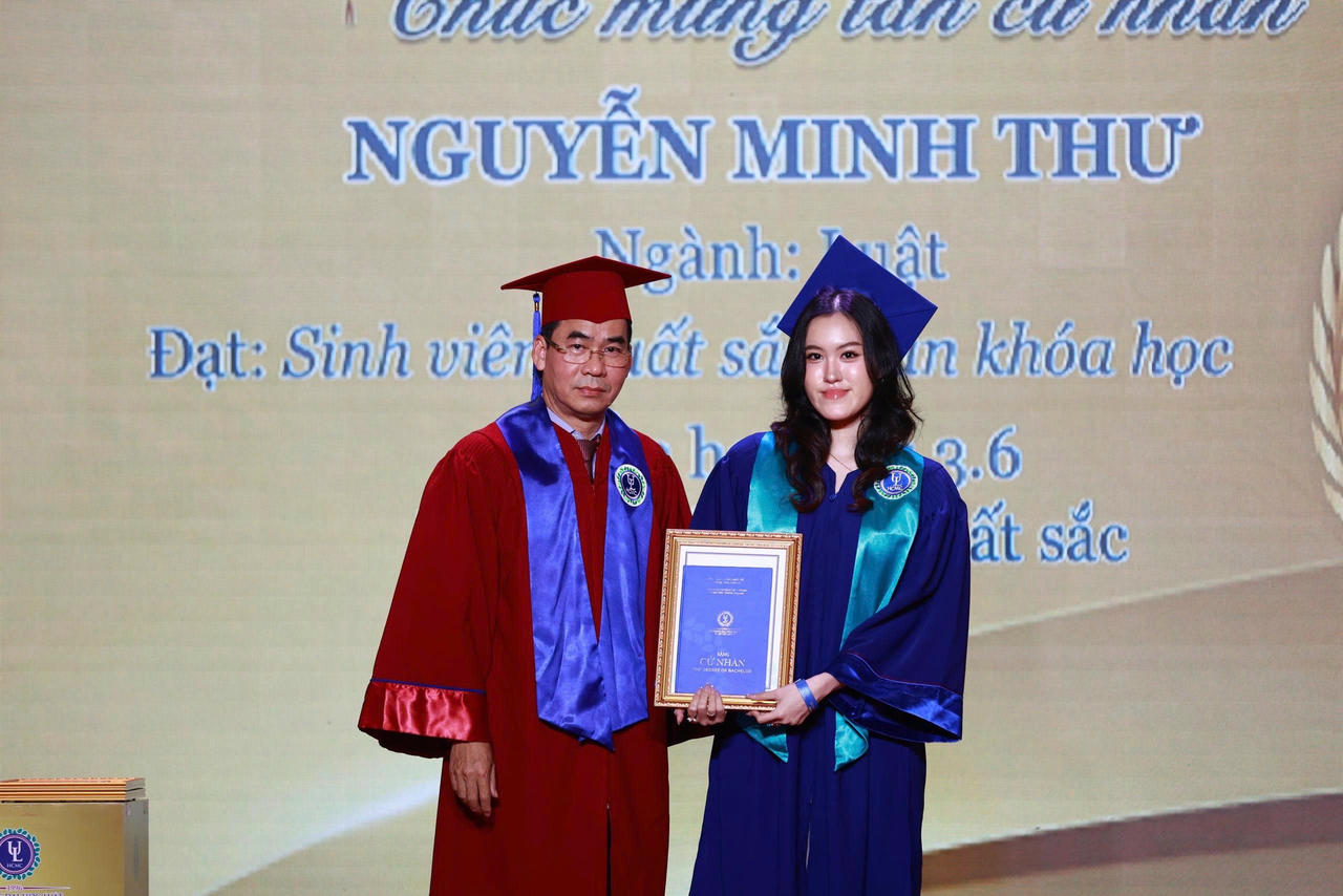 Tiến sĩ Sơn nhấn mạnh, tấm bằng mà các sinh viên nhận hôm nay không chỉ là minh chứng tri thức, mà còn thể hiện bản lĩnh, sáng tạo và niềm tin yêu mà nhà trường đã gửi gắm.