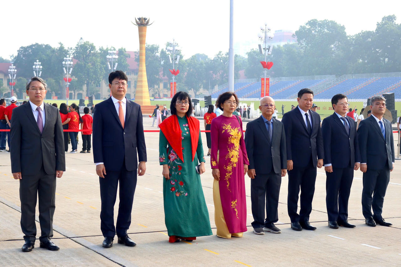 Đoàn đại biểu Bộ Tư pháp dâng hương tưởng niệm và báo công trước Anh linh Chủ tịch Hồ Chí Minh Đoàn đại biểu Bộ Tư pháp dâng hương tưởng niệm và báo công trước Anh linh Chủ tịch Hồ Chí Minh