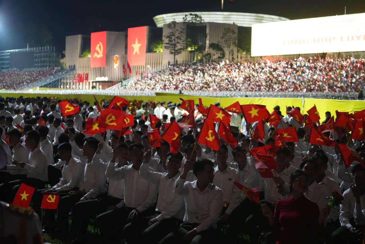 Khung cảnh lễ đài chính trước giờ tổng hợp luyện.