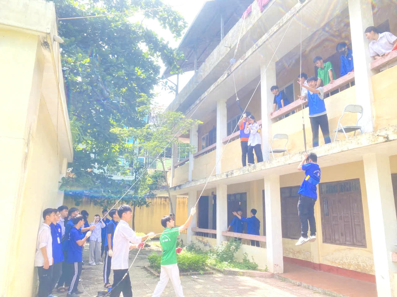 Thực hành kỹ năng thoát hiểm bằng dây thả chậm ở nhà cao tầng (Ảnh: Hoàng Tùng)