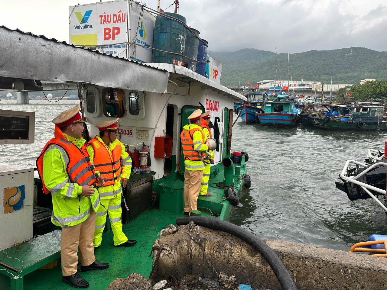 Các tỉnh thành miền Trung nổ lực ứng phó bão, mục tiêu chung là bảo đảm an toàn tuyệt đối cho người dân, giảm thiểu thiệt hại về tài sản...