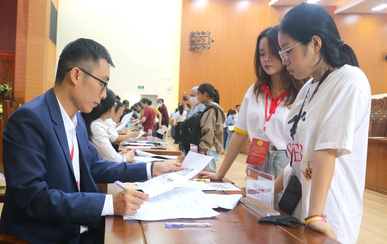 Hướng dẫn các tân sinh viên làm thủ tục nhập học.