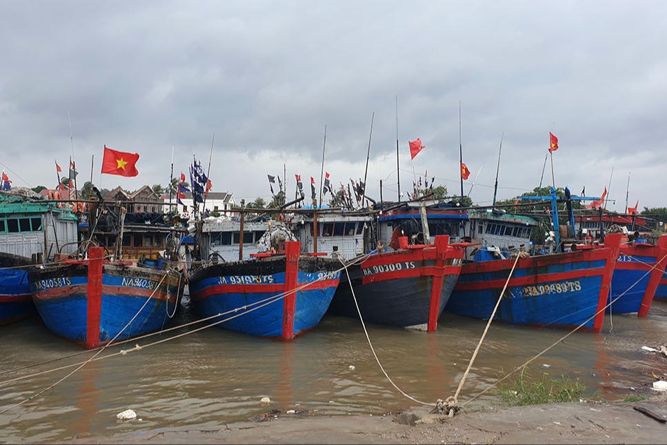 Kêu gọi tàu thuyền vào nơi tránh trú an toàn trước khi bão số 5 đổ bộ Kêu gọi tàu thuyền vào nơi tránh trú an toàn trước khi bão số 5 đổ bộ