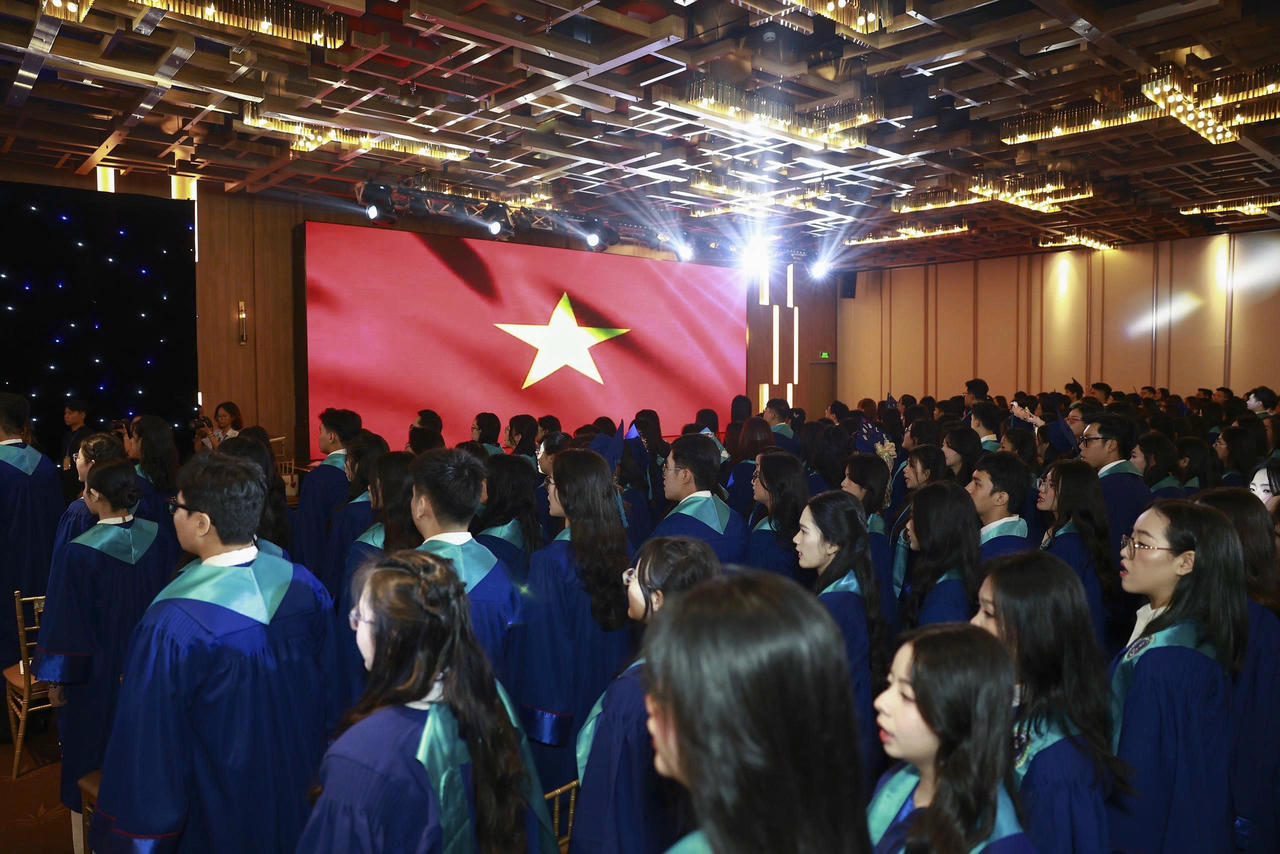Trường Đại học Luật TP HCM trao bằng tốt nghiệp cho 1.594 tân cử nhân