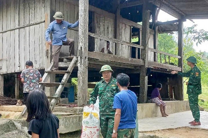 Xã Phúc Trạch đã phối hợp với Đồn Biên phòng bản Giàng vận động bà con bản Rào Tre về tránh trú tại nhà văn hóa cộng đồng. Ảnh: Hà Linh