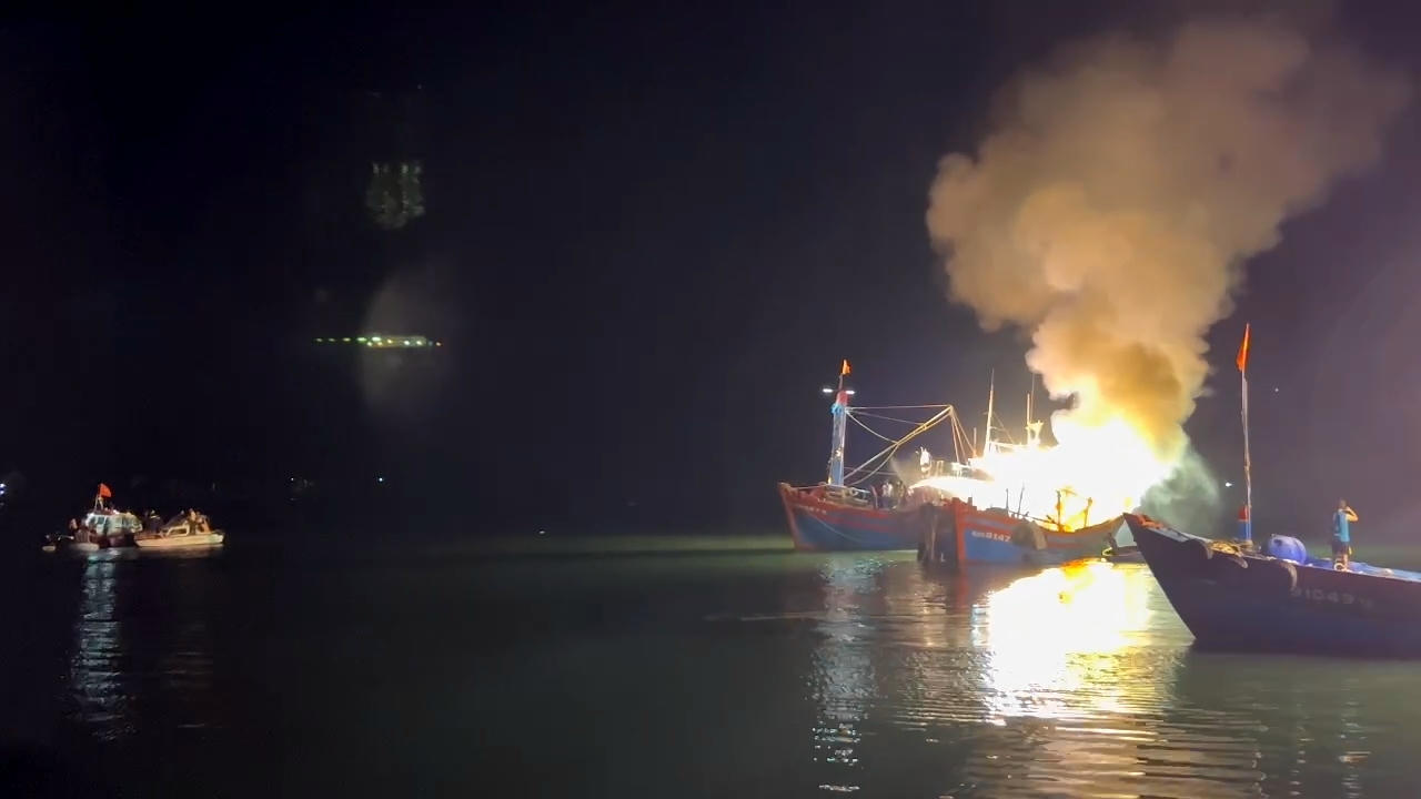 Lửa bùng lên từ tàu cá Quảng Ngãi đang neo tại cửa biển Sa Kỳ.