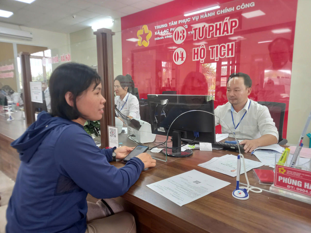 Mỗi ngày xã Lạc Phượng (TP. Hải Phòng) tiếp nhận khoảng 20 hồ sơ liên quan hộ tịch, khoảng 40-50 hồ sơ liên quan đến chứng thực
