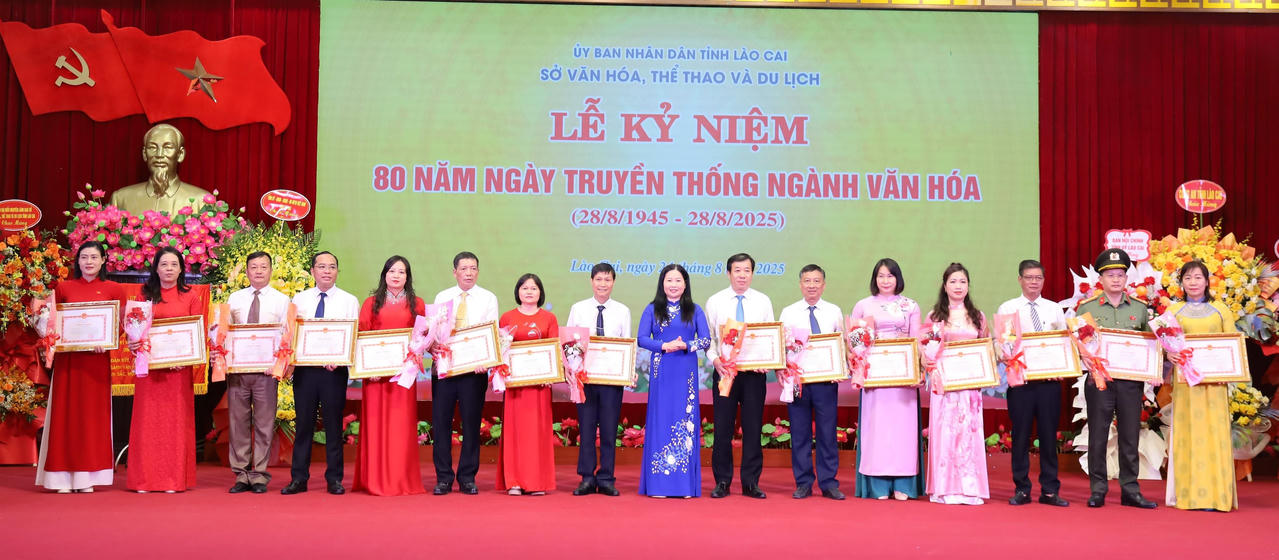 Bà Vũ Thị Hiền Hạnh - Phó Chủ tịch UBND tỉnh Lào Cai tặng Bằng khen cho 5 tập thể, 10 cá nhân có thành tích tiêu biểu xuất sắc, có nhiều đóng góp trong sự nghiệp xây dựng và phát triển của Ngành Văn hoá, Thể thao và Du lịch tỉnh Lào Cai.