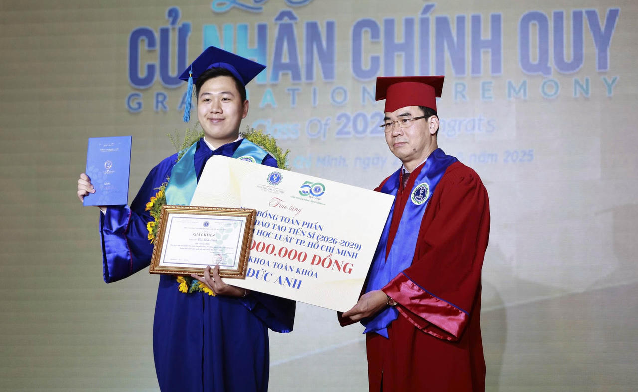 Tiến sĩ Lê Trường Sơn - Hiệu trưởng Trường Đại học Luật TP HCM trao bằng cử nhân và khen thưởng cho thủ khoa toàn khóa Cao Đức Anh. Ảnh: ULAW