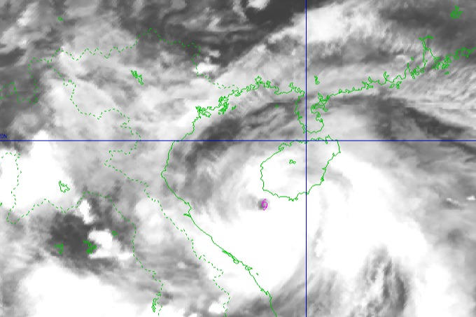 Bão giật cấp 17 cách Quảng Trị 270km