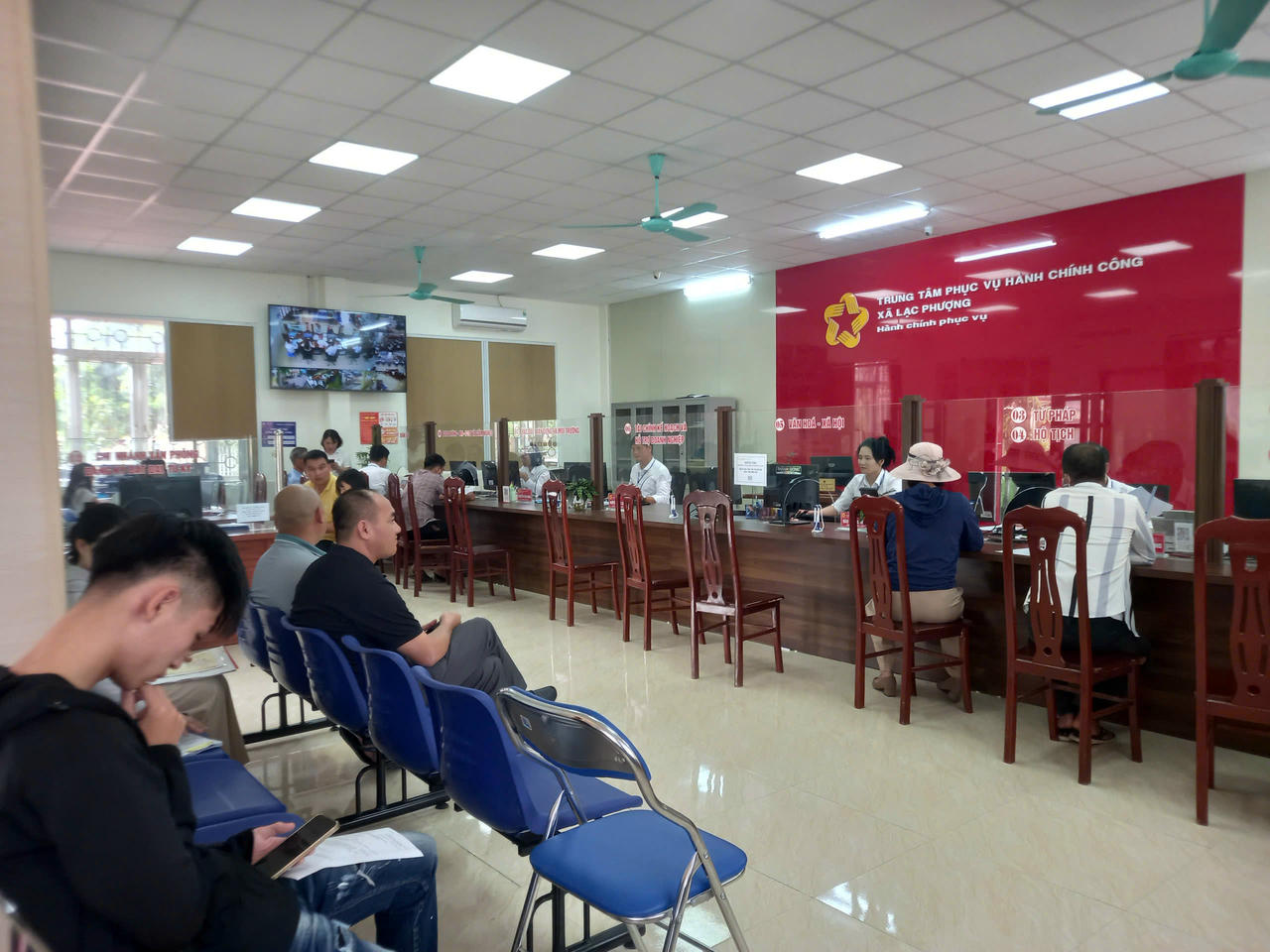 Trung tâm phục vụ hành chính công xã Lạc Phượng (TP. Hải Phòng) rất khang trang, thuận tiện cho người dân đến làm các thủ tục hành chính