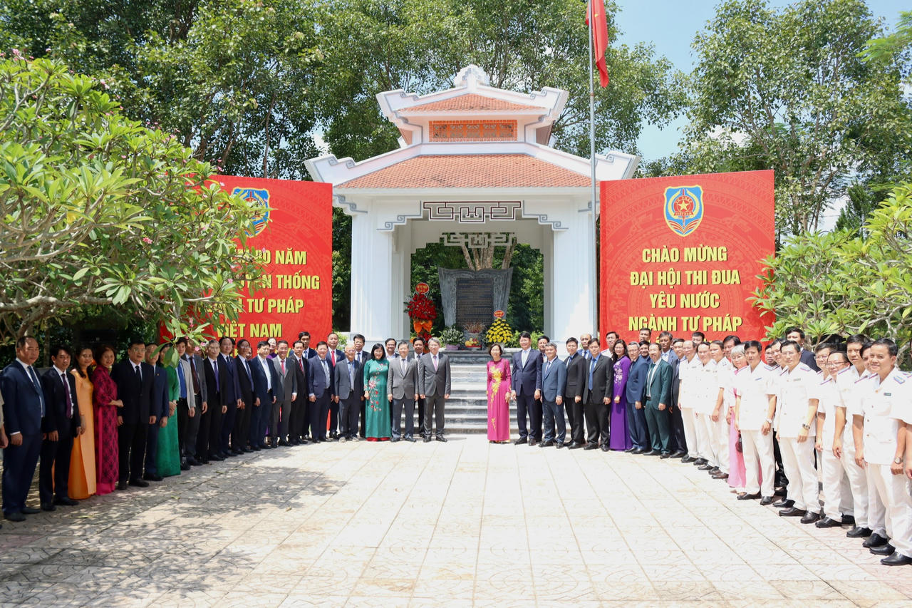 Đoàn đại biểu Bộ Tư pháp tại Khu di tích lịch sử Bộ Tư pháp, xã Minh Thanh, tỉnh Tuyên Quang. (Ảnh: H.G)