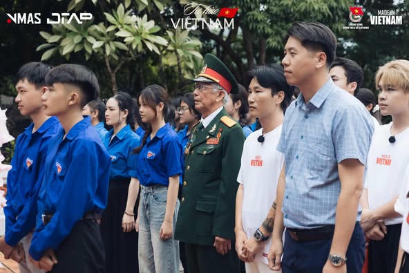 Chuyến xe 'Tự hào Việt Nam' - tuổi trẻ viết tiếp trang sử thiêng liêng