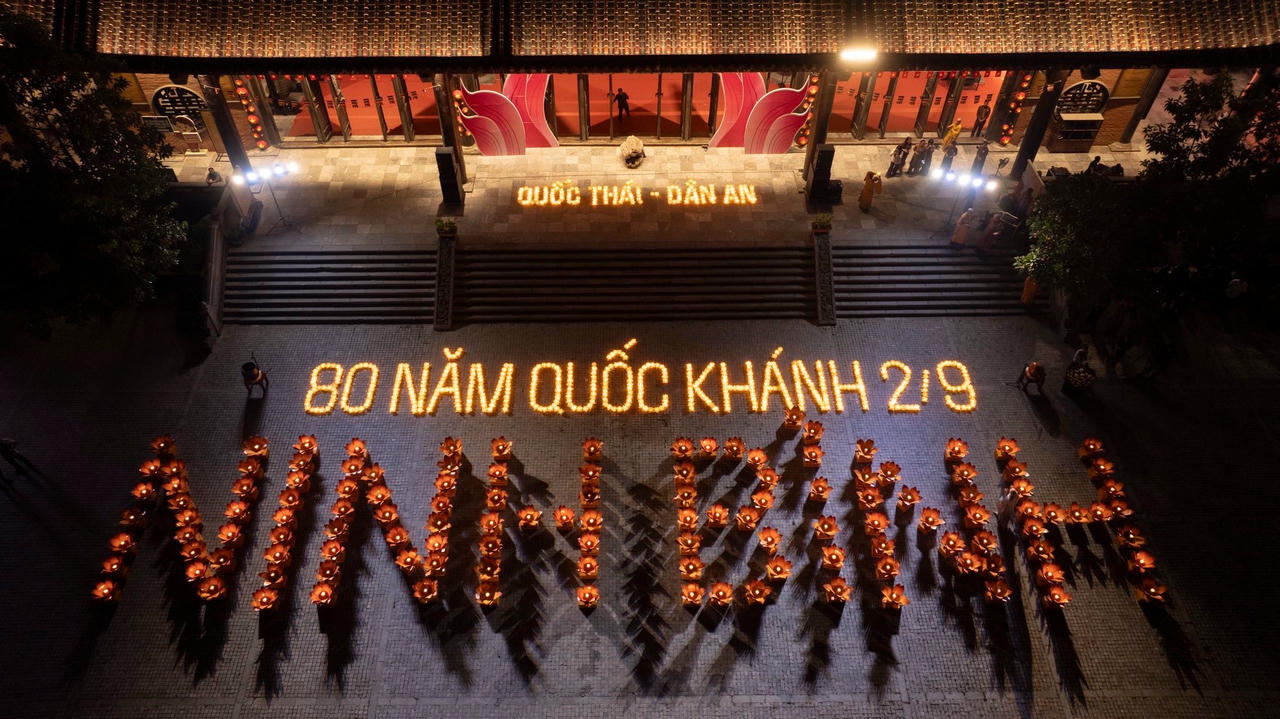 129 bông hoa đăng đại diện cho 129 xã, phường của tỉnh Ninh Bình được thắp sáng và kết thành dòng chữ “Ninh Bình” rực rỡ giữa sân chùa Bái Đính.