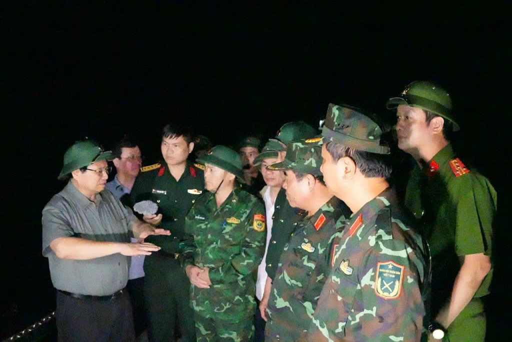 Thủ tướng Phạm Minh Chính động viên lực lượng phòng chống bão tại các xã ven biển Nghệ An.