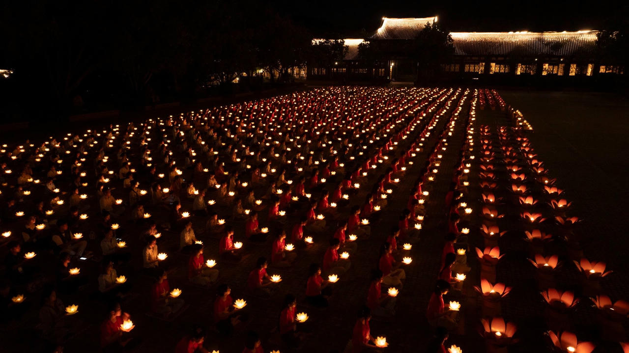 Rất nhiều tham gia đêm hoa đăng Vu Lan tại chùa Bái Đính.