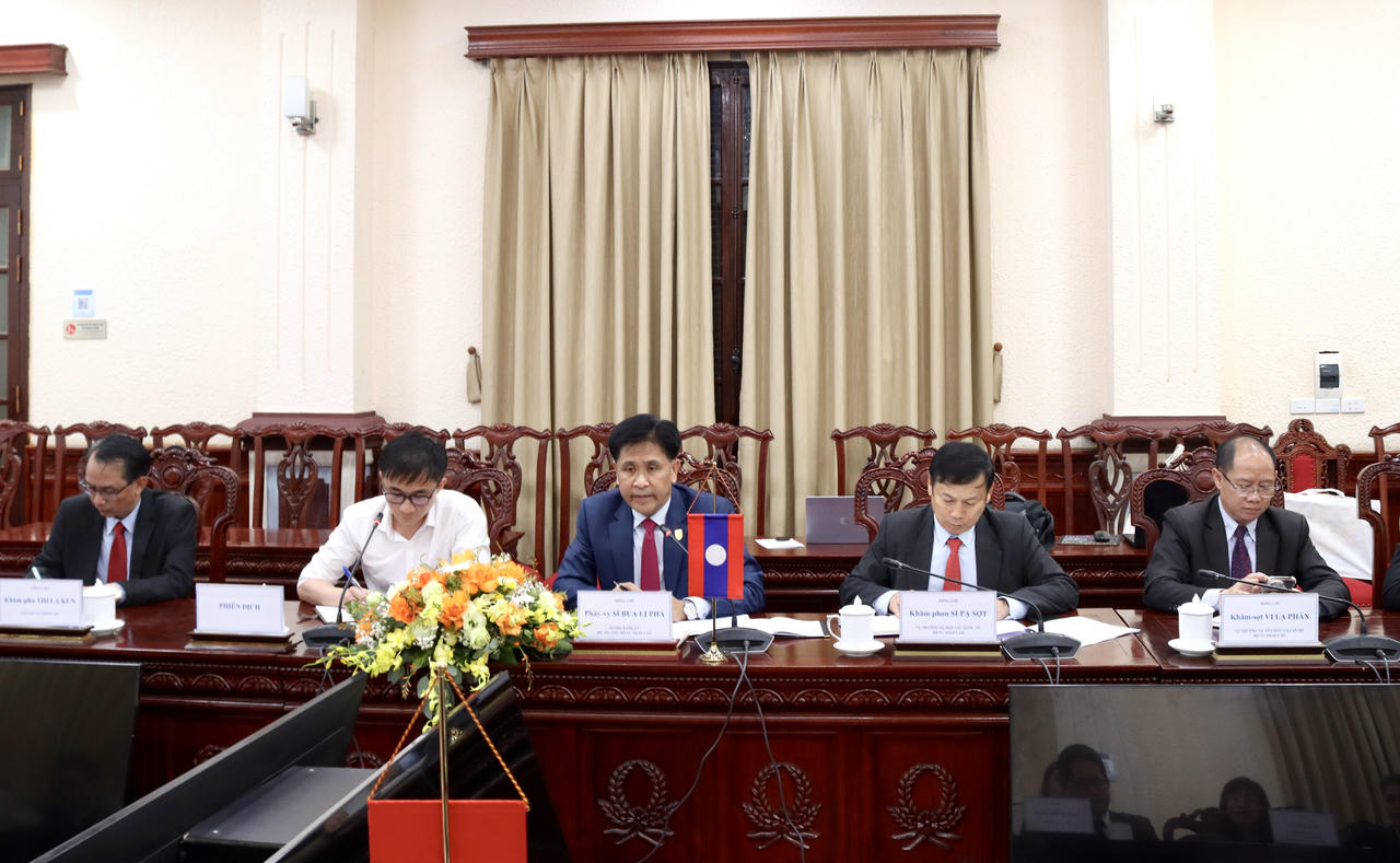 Bộ trưởng Phây-vy Sỉ-bua-lị-pha cùng đoàn công tác Lào tại hội đàm.