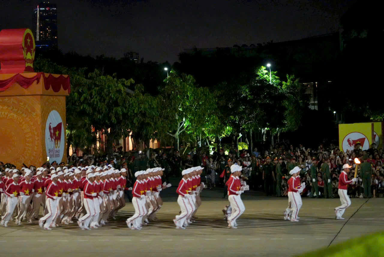 Màn rước đuốc chính thức buổi Tổng hợp luyện lần thứ hai.